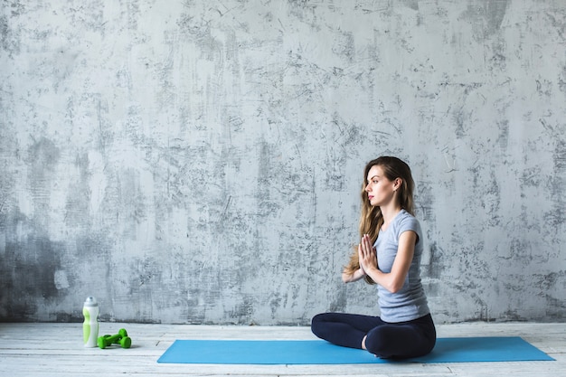 Yoga. Vrouw in lotus ontspannen.