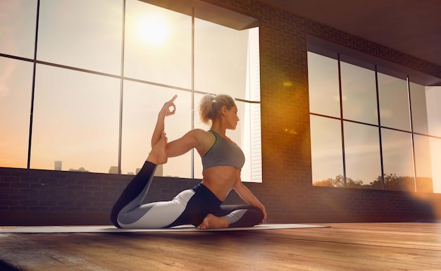 Yoga vrouw Jonge vrouw doet yoga in de ochtend