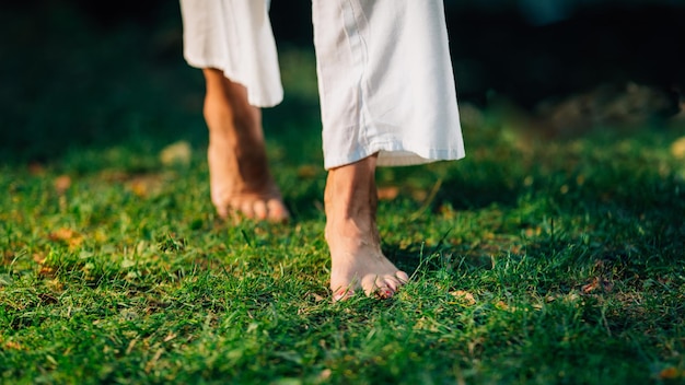 Yoga vrouw loopt blootsvoets focus op de voeten