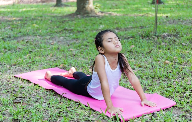 Photo yoga for young girl aged 6-7 asian girl