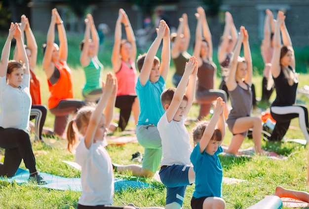 Yogalessen buiten in de open lucht.