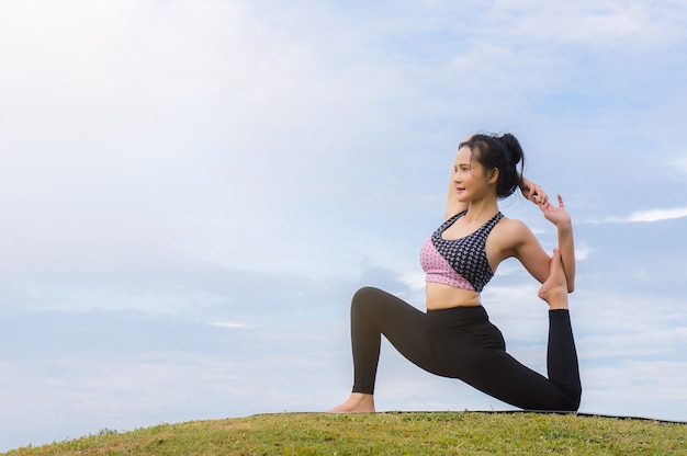 Foto yogameisje versterk de concentratie van de huid, gezondheid en een goede gezondheid is een goede oefening