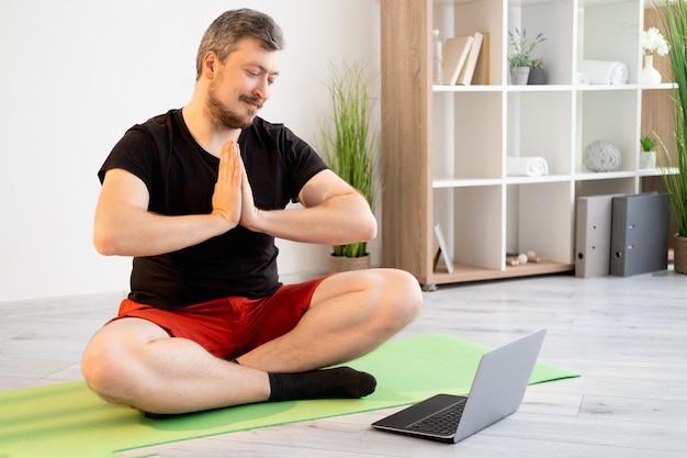 Yogapraktijk mediteren man online training