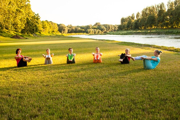 Yogatraining bij de rivier