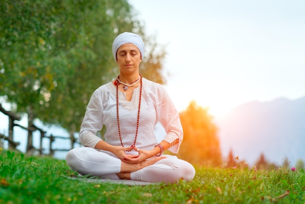 Yogavrouw op groen park