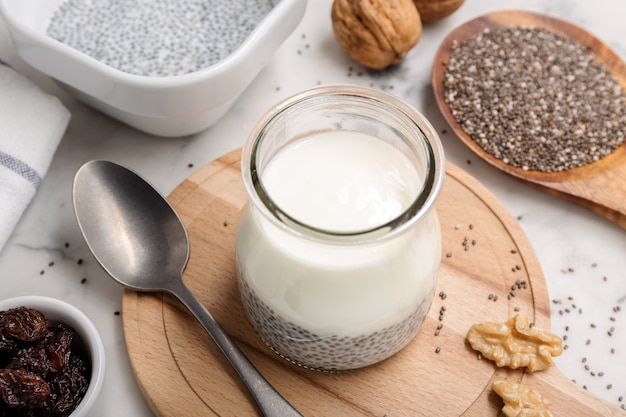 Yoghurt en chiapudding in glas op lijst