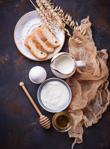 Yoghurt, gekookt ei, melk en honing.