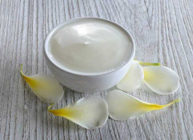 Yoghurt in witte kom op hout