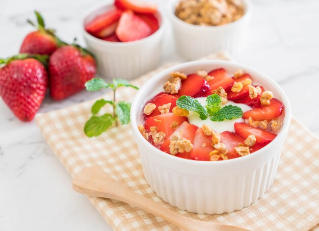 yoghurt met aardbei en muesli