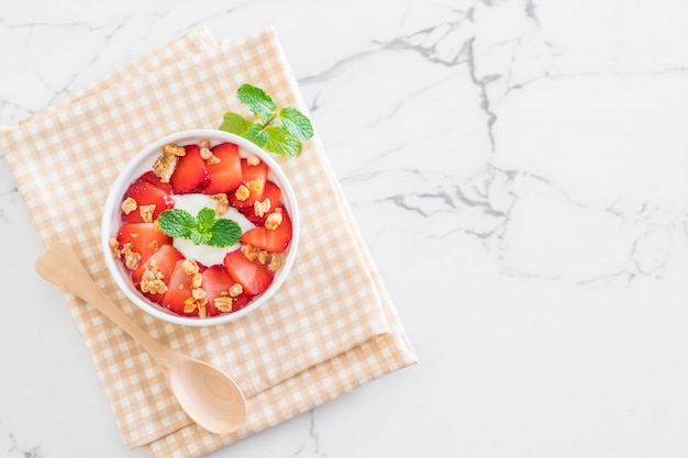 yoghurt met aardbei en muesli