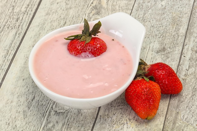 Yoghurt met aardbei in de kom