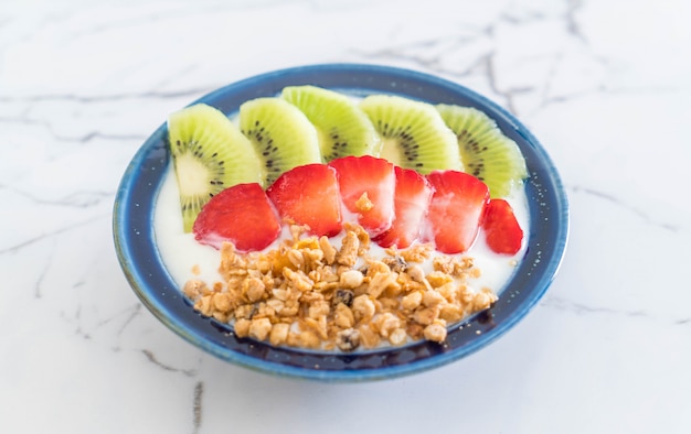 yoghurt met aardbei, kiwi en granola