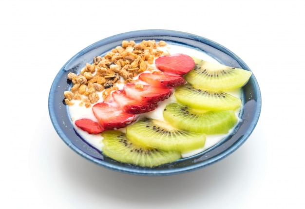 yoghurt met aardbei, kiwi en granola