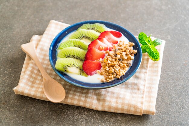 yoghurt met aardbei, kiwi en granola