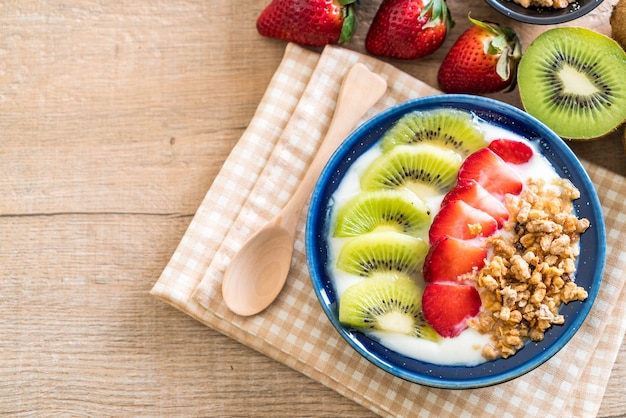 yoghurt met aardbei, kiwi en granola