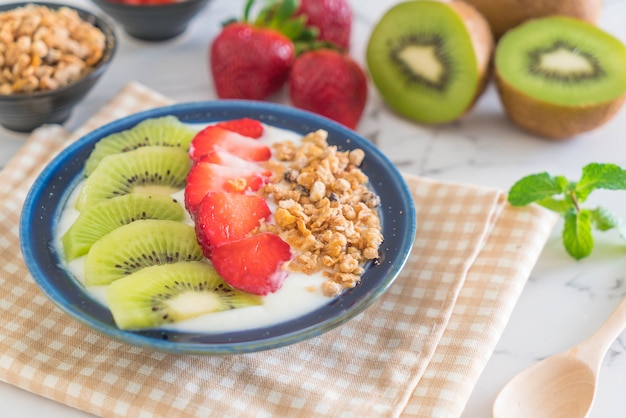 yoghurt met aardbei, kiwi en granola