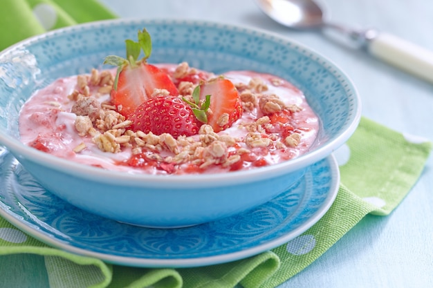 Yoghurt met aardbeien en muesli