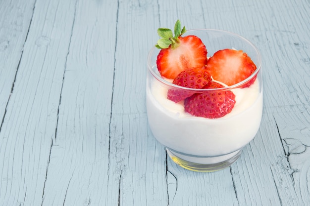 Yoghurt met aardbeien.