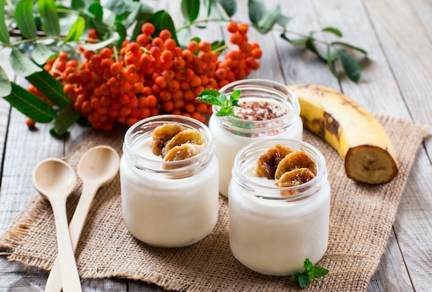 Yoghurt met banaan op een houten tafel