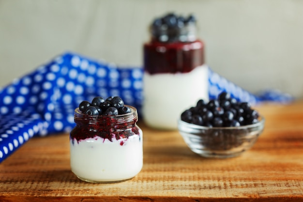 Yoghurt met bessen en jam, glas gezond ontbijt elke mo