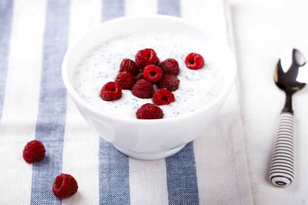 Yoghurt met chia-zaden en verse frambozen