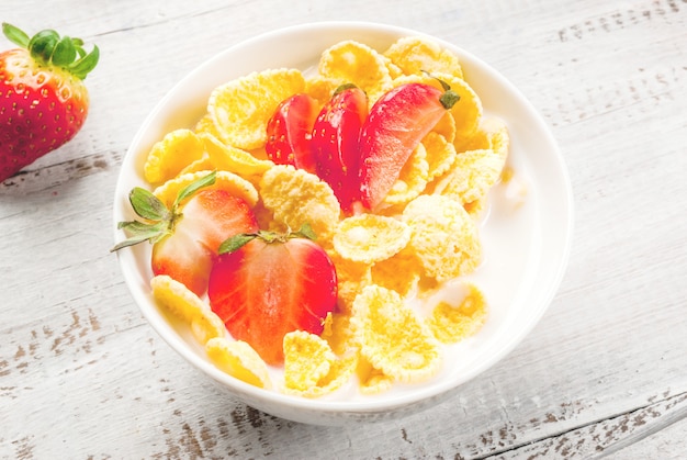 Yoghurt met cornflakes en aardbeien