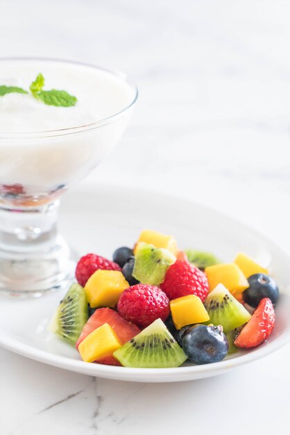 yoghurt met gemengd fruit (aardbei, bosbessen, framboos, kiwi, mango)