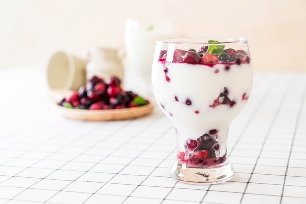 yoghurt met gemengde bessen