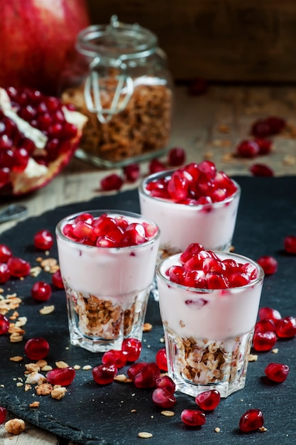 Foto yoghurt met granaatappel