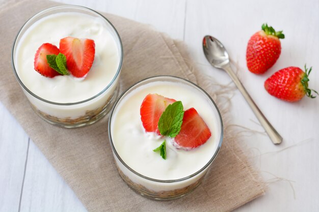 Yoghurt met granen en aardbeien in glas