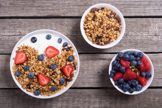 Foto yoghurt met granola en bessen bosbessen en aardbeien