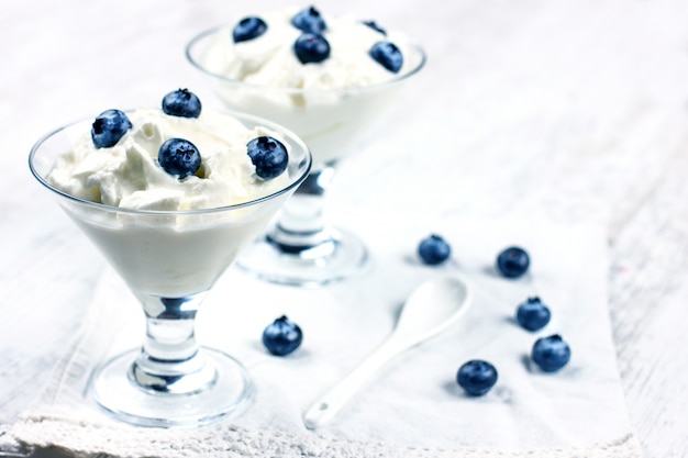 Yoghurt met grote verse bosbessen