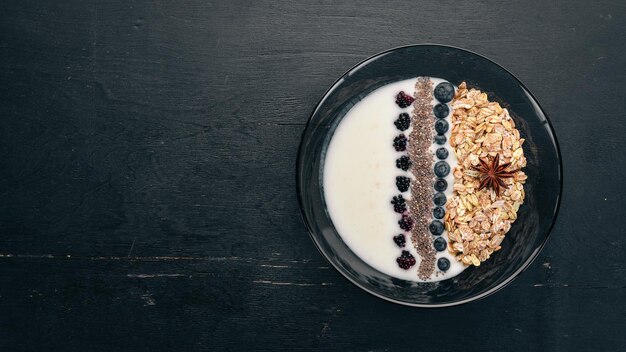 Yoghurt met havermout en bosbessen en bramen Chia zaden Ontbijt op een houten achtergrond Bovenaanzicht Vrije ruimte voor tekst