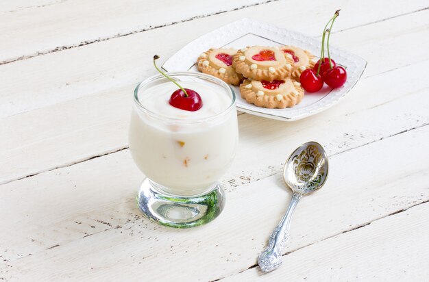 Yoghurt met kersen en koekjes