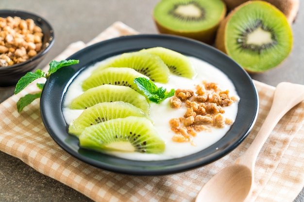 yoghurt met kiwi en muesli