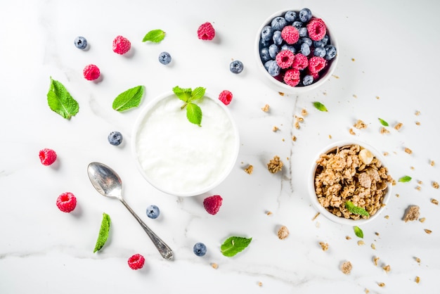 Yoghurt met muesli en bessen