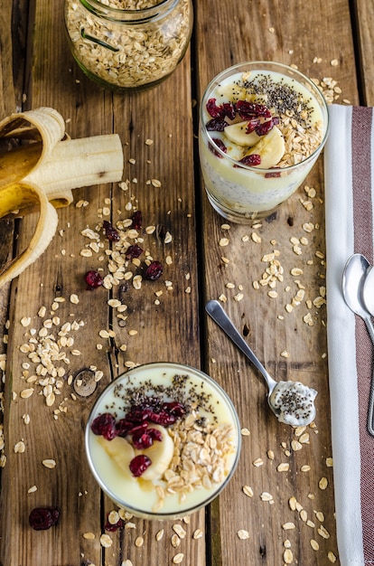 yoghurt met muesli en bessen