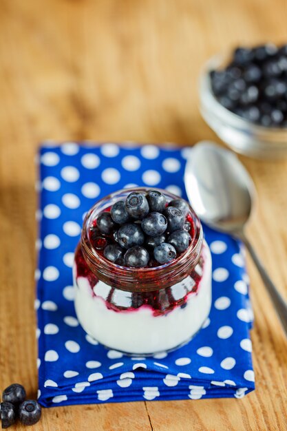 Yoghurt met verse bosbessen en jam, glas gezond ontbijt elke ochtend