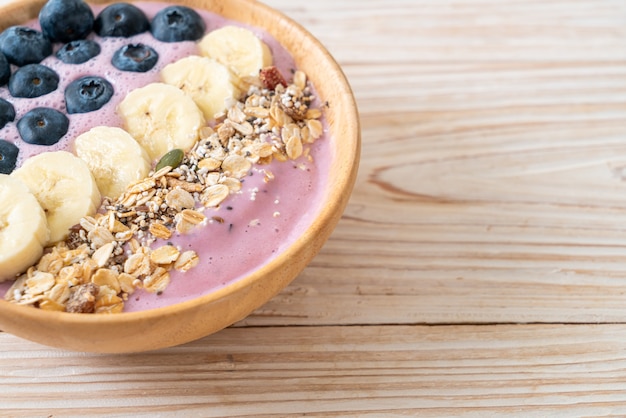 Yoghurt of yoghurt smoothie bowl met blauwe bes, banaan en granola. gezonde voedingsstijl