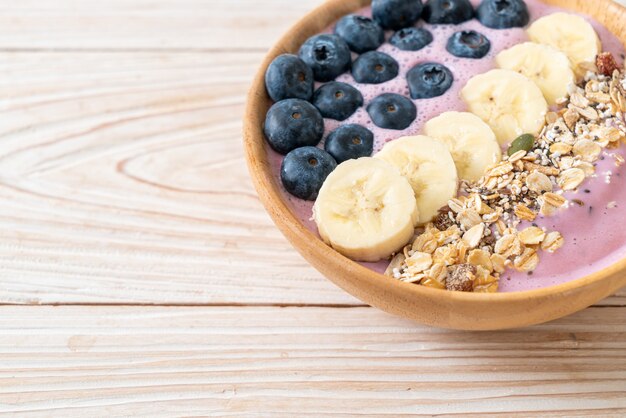 Yoghurt of yoghurt smoothie kom met blauwe bes, banaan en granola - gezonde voedingsstijl