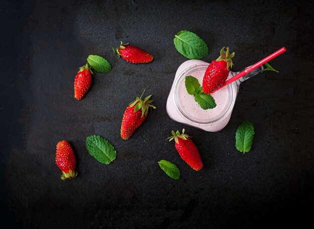 Frullati di yogurt e fragole in un barattolo. disteso. vista dall'alto