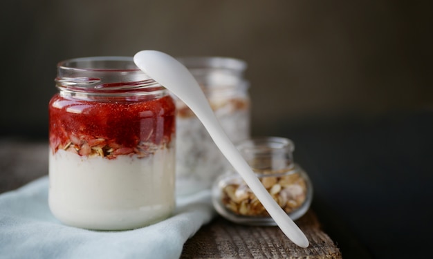 Yogurt con noci, semi e marmellata