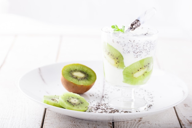 Yoghurt, zelfgemaakte, kiwi, Chia-zaden en mint. Gezond ontbijt.