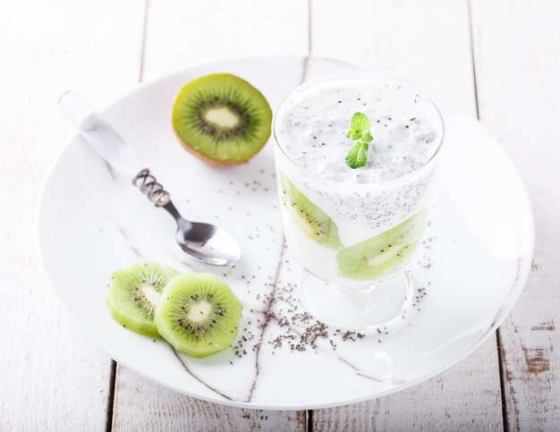 Yoghurt, zelfgemaakte, kiwi, Chia-zaden en mint