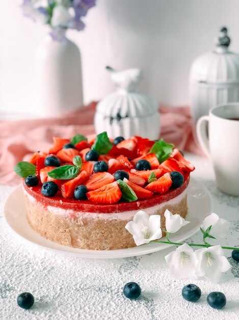 Yoghurtcake met aardbeien, bosbessen en munt