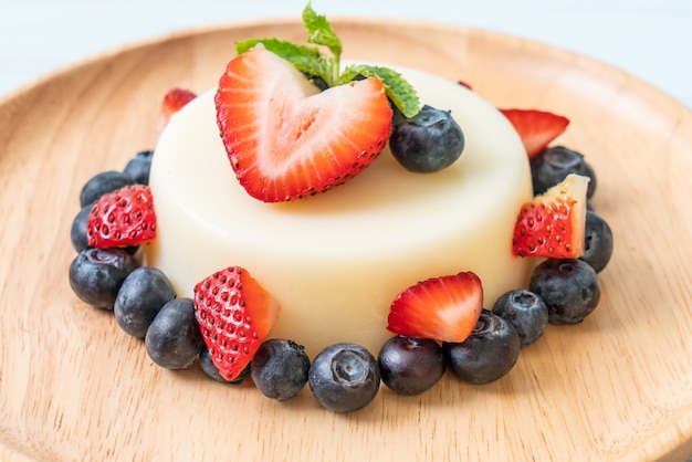yoghurtpudding met verse aardbeien en bosbessen