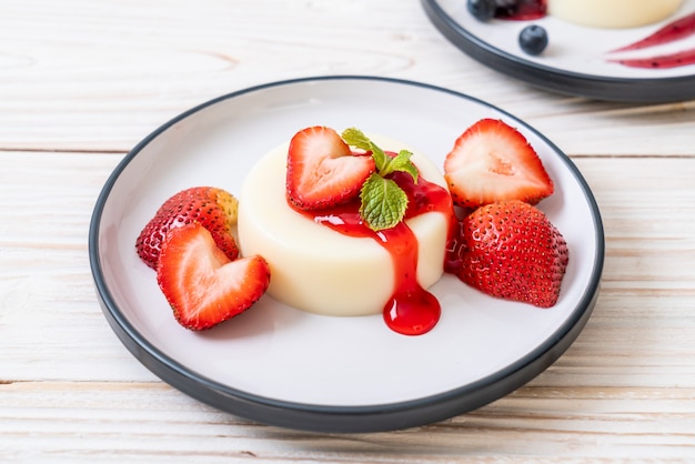 yoghurtpudding met verse aardbeien