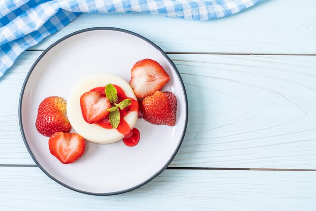 yoghurtpudding met verse aardbeien