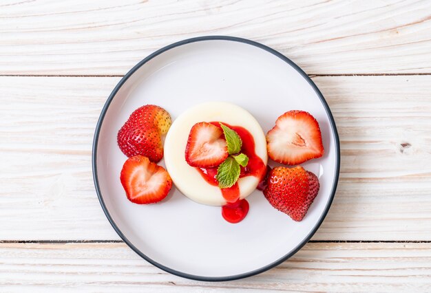 yoghurtpudding met verse aardbeien