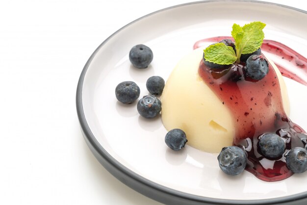 yoghurtpudding met verse bosbessen